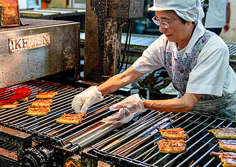 国産うなぎ通販。浜名湖食品のうなぎ工場。焼きが甘い鰻は再度ラインに戻され、一番良い焼き具合に調整されます